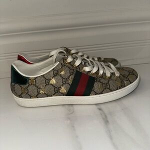 Gucci Women's Beige Sneakers with Red and Green Accents
